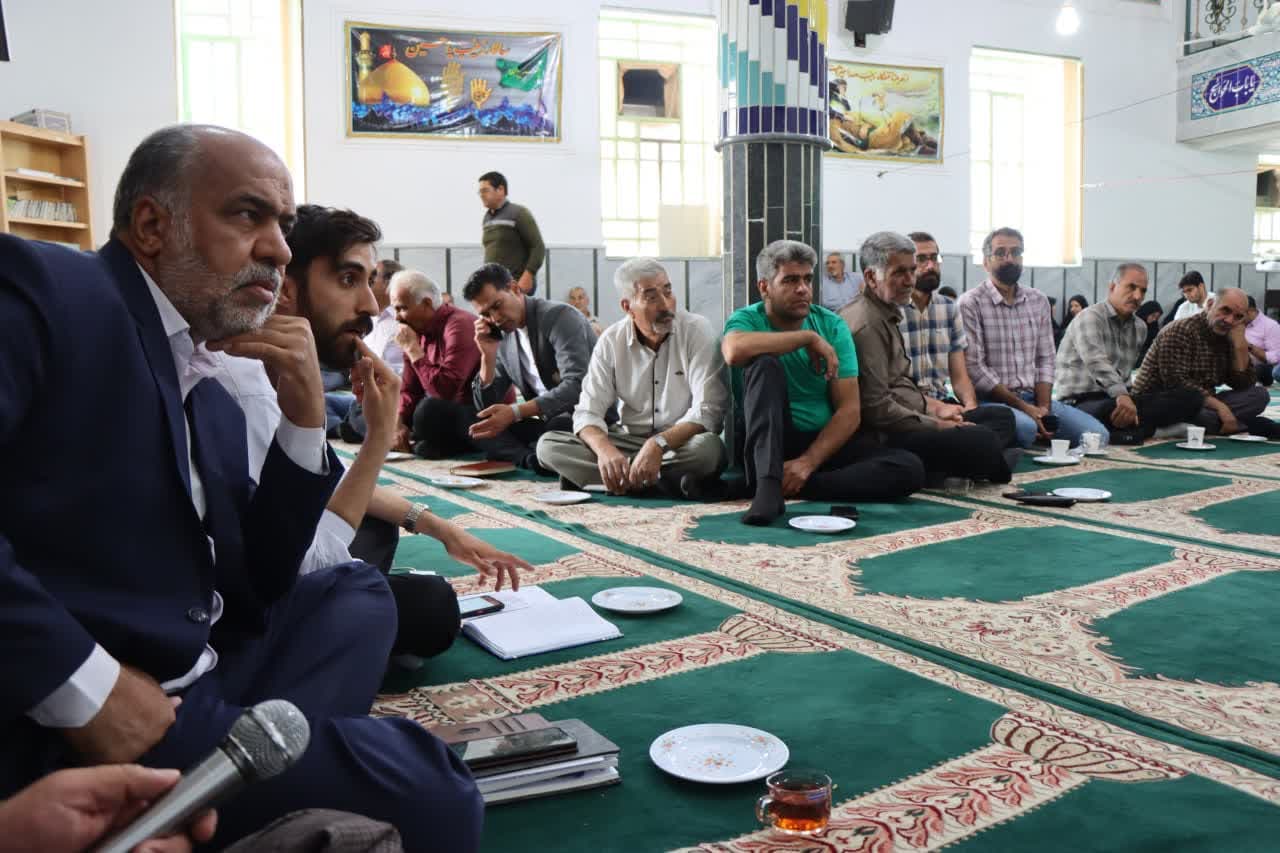 جلسه کارگروه توسعه بخش آسفیچ شهرستان بهاباد با حضور محمد رضا صباغیان، فرماندار،بخشدار ،دهیاران،اعضای شورای روستا و مسئولین شهرستان و روستا با هدف بررسی مشکلات و اولویت ها در محل مسجد روستای قادرآباد