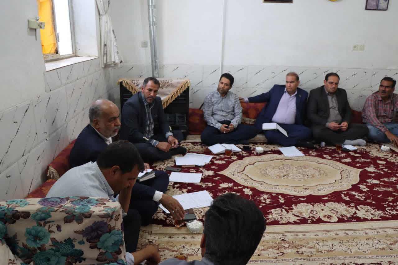 جلسه کارگروه توسعه بخش مرکزی، شهرستان خاتم با حضور محمد رضا صباغیان ،بخشدار،دهیاران ،برخی از اعضای شورای روستا و روسای برخی ادارات مربوطه با هدف بررسی مشکلات و اولویت ها