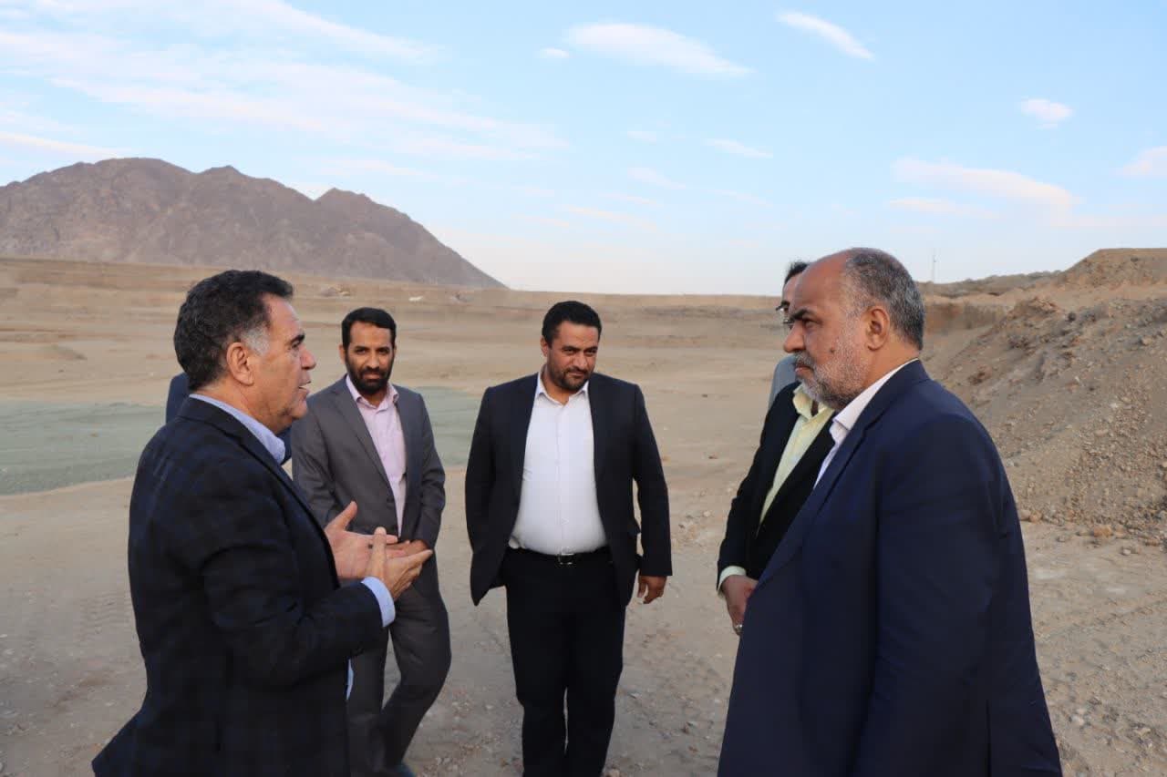 بازدید محمد رضا صباغیان با همراهی مهندس نجمی نیا مدیر عامل شرکت آریا جنوب ایرانیان ، مدیر کل راه و شهرسازی استان ،امام جمعه، فرماندار ، بخشدار، برخی از اعضای شورای شهر و دیگر مسئولین شهرستان از معدن سنگ آهن اسمالون شهرستان مروست