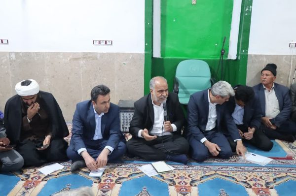 حضور #محمد_رضا_صباغیان در بین مردم روستای هاشم آباد چاهک و اقامه نماز مغرب و عشا به همراه فرماندار شهرستان و بخشدار بخش چاهک