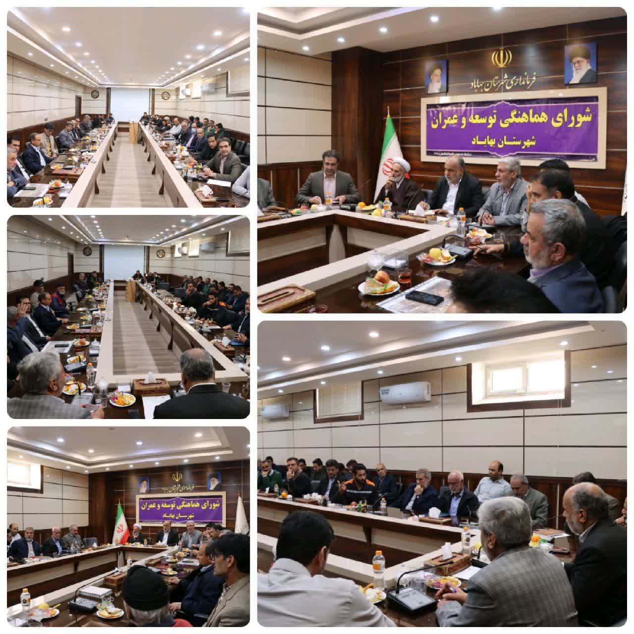 حضور جمعی از شهروندان دغدغه‌مند شهرستان بهاباد در فرمانداری در خصوص موضوع عدم تکمیل باند دوم جاده بافق ـ بهاباد در حاشیه نشست کارگروه توسعه