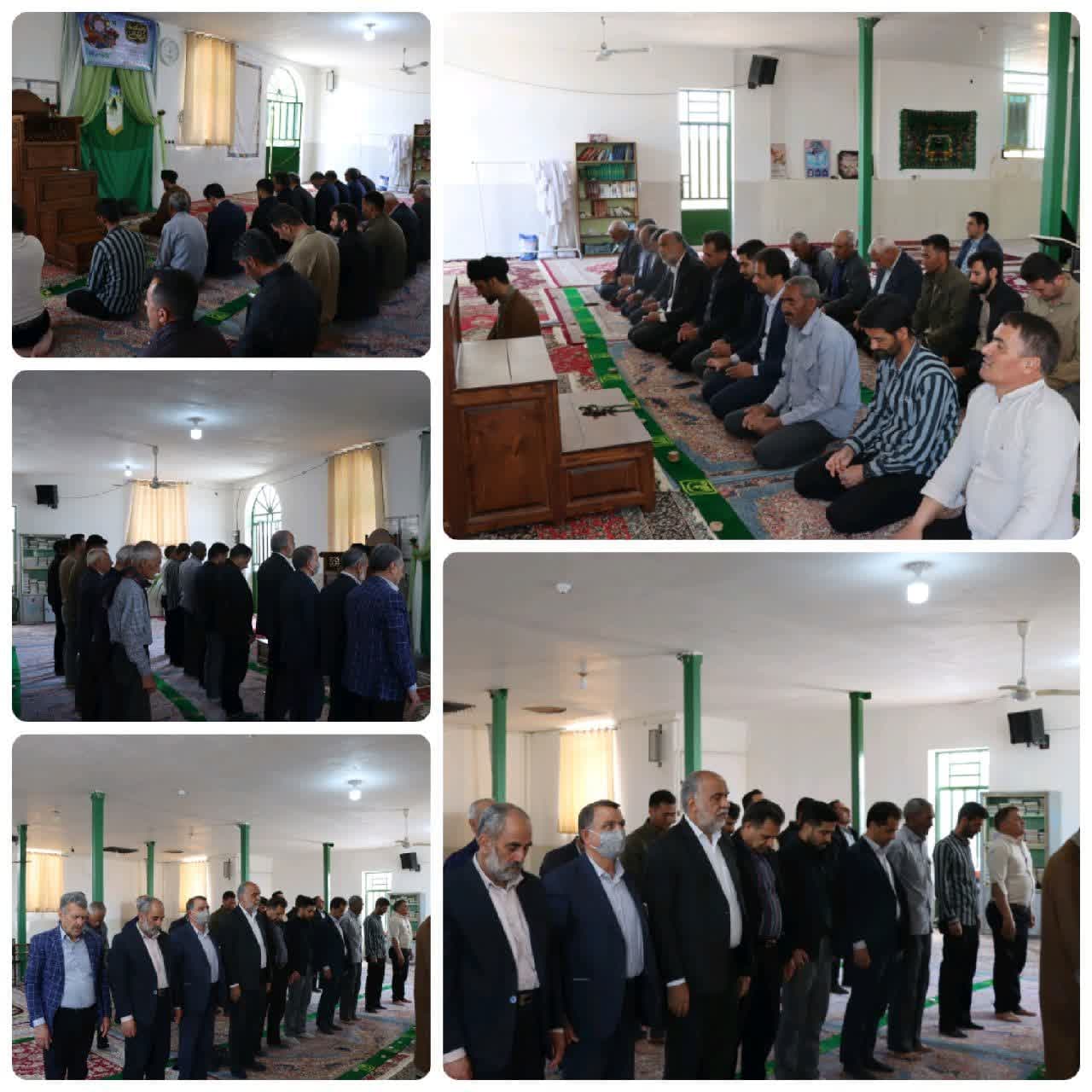 حضور #محمد_رضا_صباغیان در بین نمازگزاران مسجد روستای مبارکه شهرستان مروست و اقامه نماز ظهر و عصر