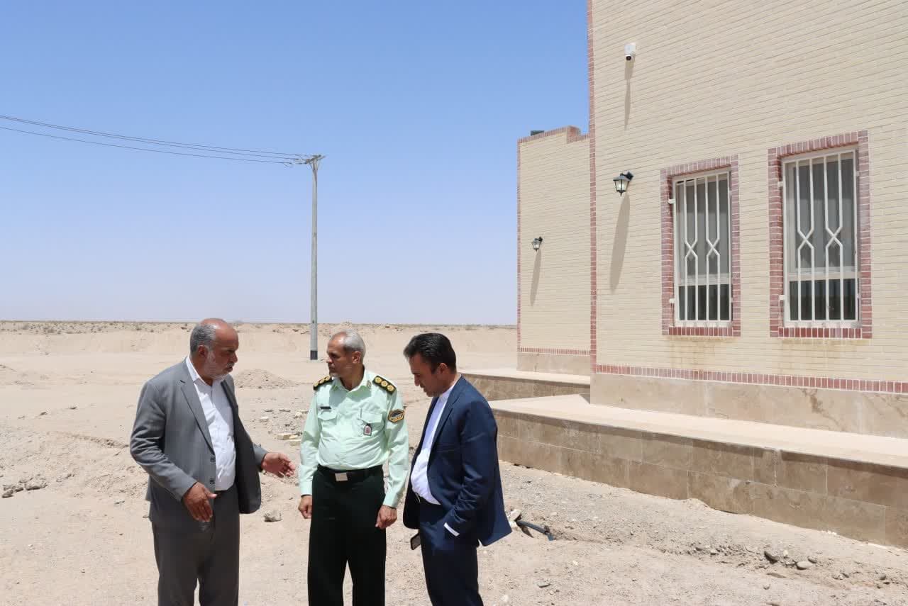 بازدید محمد رضا صباغیان، فرماندار شهرستان و رئیس نیروی انتظامی شهرستان خاتم از محل جدید پاسگاه ایست و بازرسی شهر هرات با هدف تسریع در راه‌اندازی مرکز