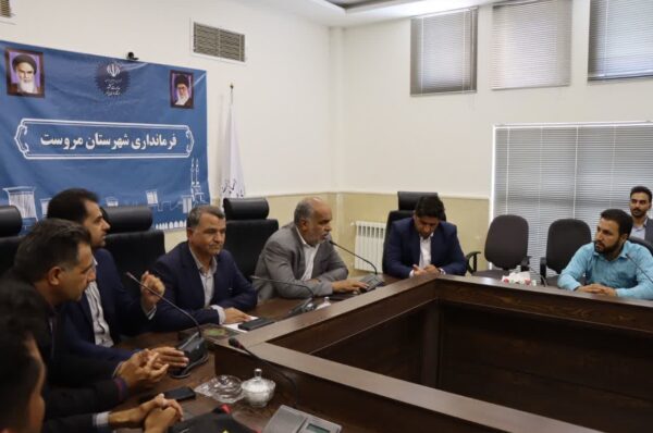 جلسه محمد رضا صباغیان با متقاضیان نهضت ملی مسکن شهرستان مروست 