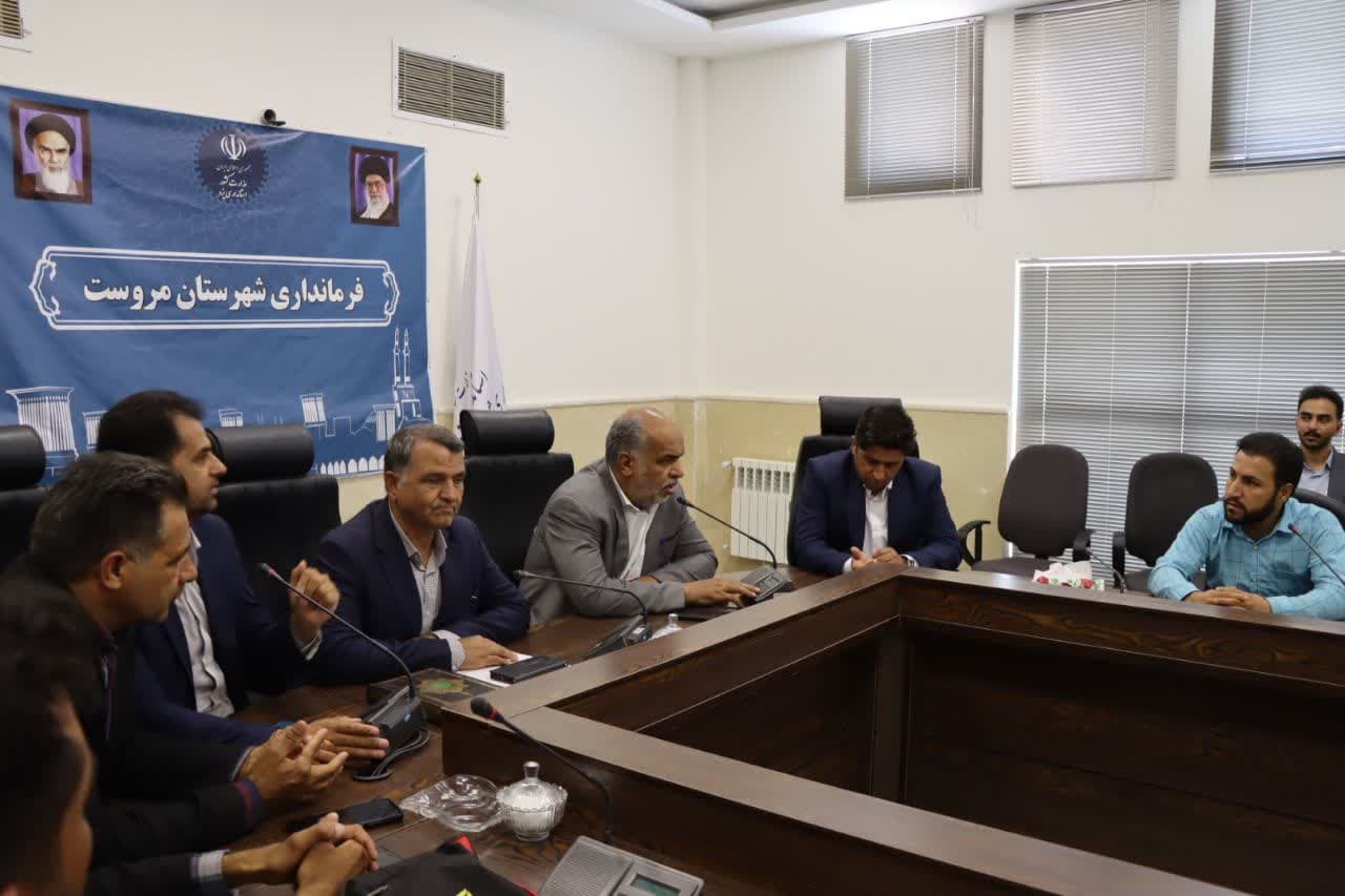جلسه محمد رضا صباغیان با متقاضیان نهضت ملی مسکن شهرستان مروست 