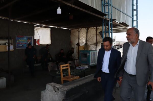 بازدید محمد رضا صباغیان با همراهی فرماندار شهرستان از پاسگاه ایست و بازرسی شهرستان خاتم