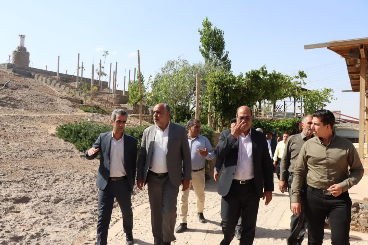 بازدید محمد رضا صباغیان از مجموعه تفریحی غربالبیز شهرستان مهریز و بررسی طرح توسعه با همراهی فرماندار ،بخشدار و شورا و دهیار غربالبیز