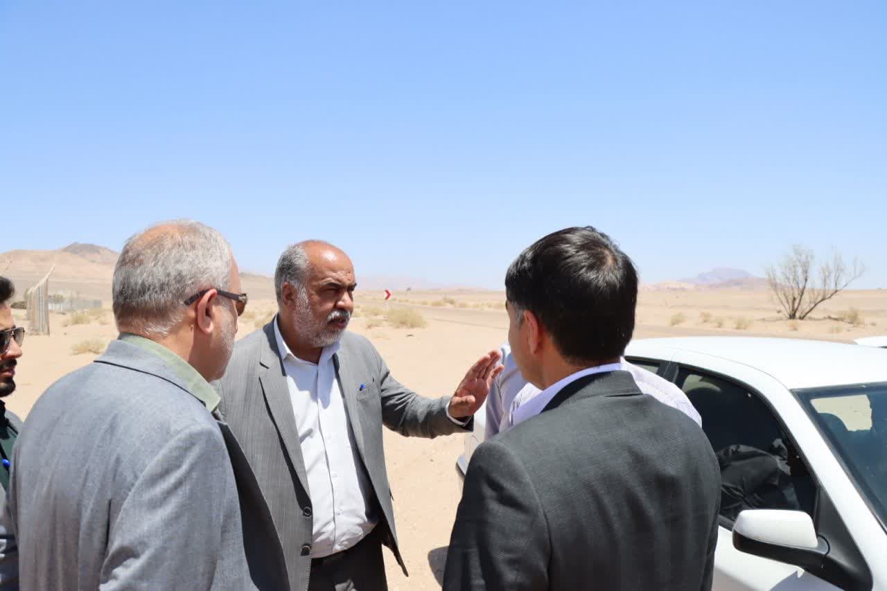 بازدید محمد رضا صباغیان با همراهی مهندس فرهنگ، مجری طرح ایجاد زیربناهای لازم در معادن بزرگ و مناطق معدنی کشور ایمیدرو، مهندس فتاحی، مشاور طرح زیربناها از شرکت نواندیشان، آقای خورشیدی، مسئول کنترل پروژه و فرماندار شهرستان بافق از جاده قطرم – شادکام