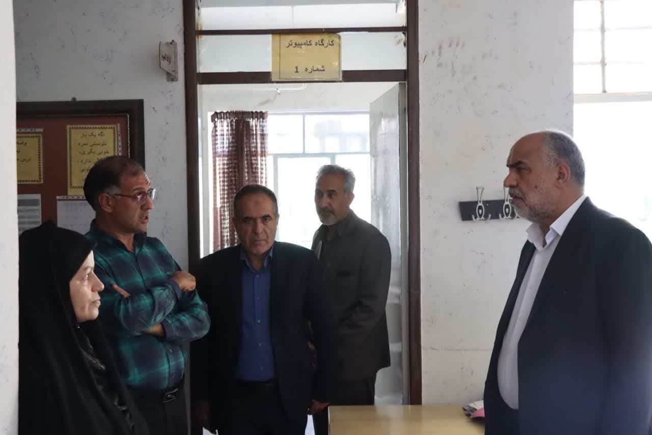 بازدید محمد رضا صباغیان از هنرستان فنی‌کار و دانش شهید نیکوبخت شهرستان ابرکوه با هدف بررسی مشکلات 