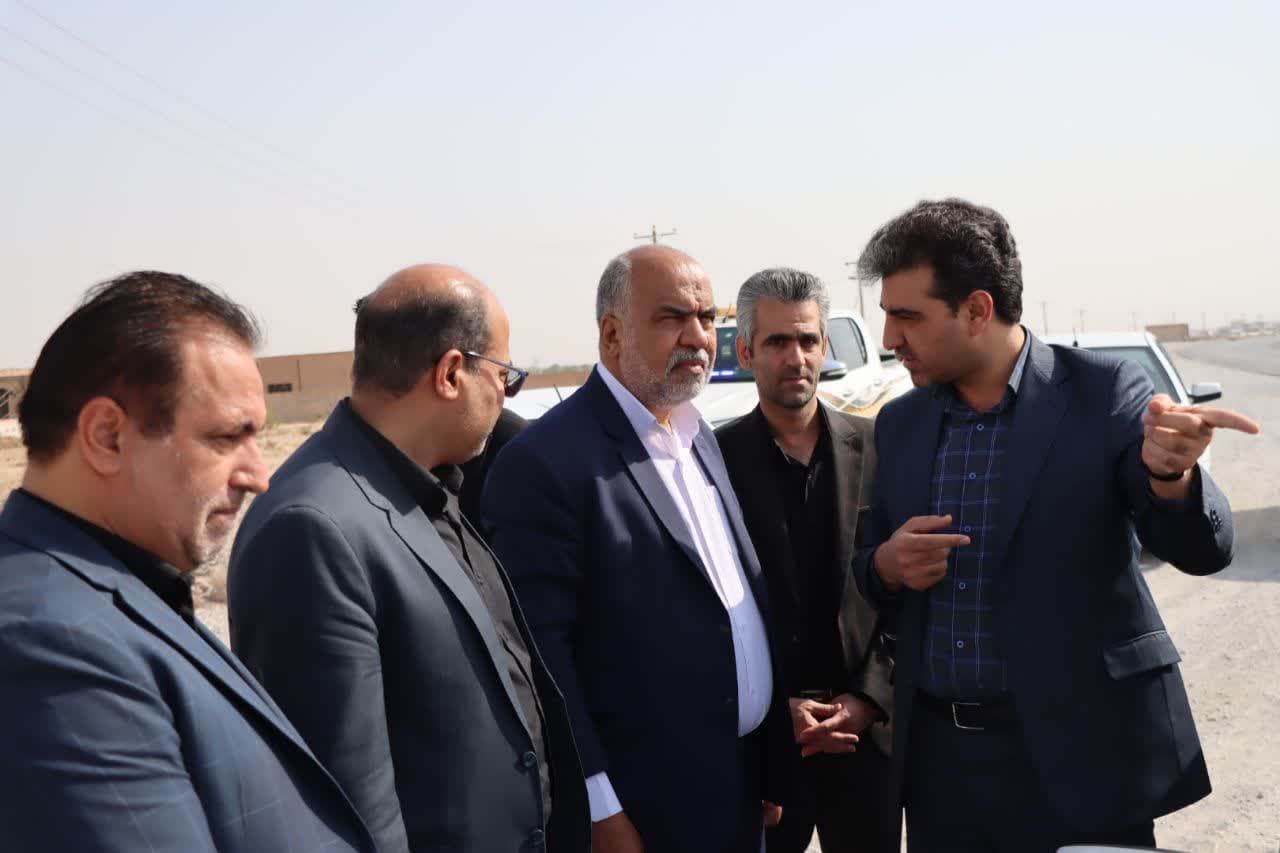بازدید محمد رضا صباغیان با همراهی مدیر کل راهداری استان، نماینده شرکت زیر ساخت و فرماندار شهرستان از پروژه بهسازی و دوبانده‌سازی محور مهریز – تنگ چنار