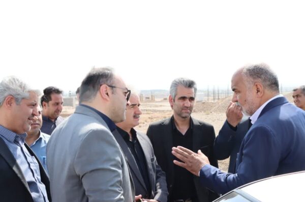 بازدید محمد رضا صباغیان با همراهی فرماندار و مسئولین ادارات برق، گاز، آب و راه و شهرسازی از سایت ۱۳۹ هکتاری نهضت ملی مسکن در شهرستان مهریز