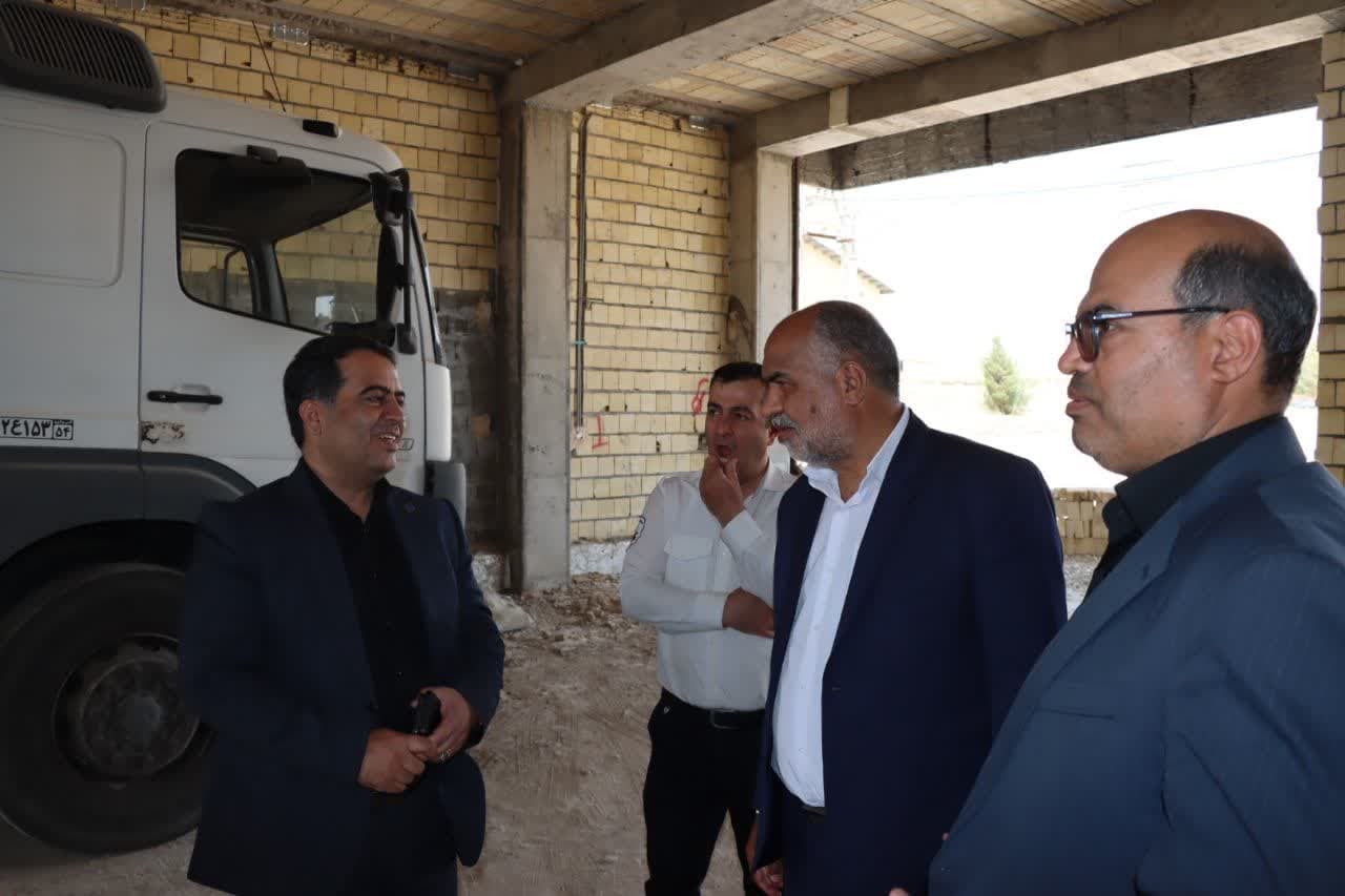 بازدید محمد رضا صباغیان به همراه معاونین دانشگاه علوم پزشکی شهید صدوقی یزد، رئیس اورژانس استان و فرماندار شهرستان از روند ساخت پایگاه دوم اورژانس شهرستان مهریز