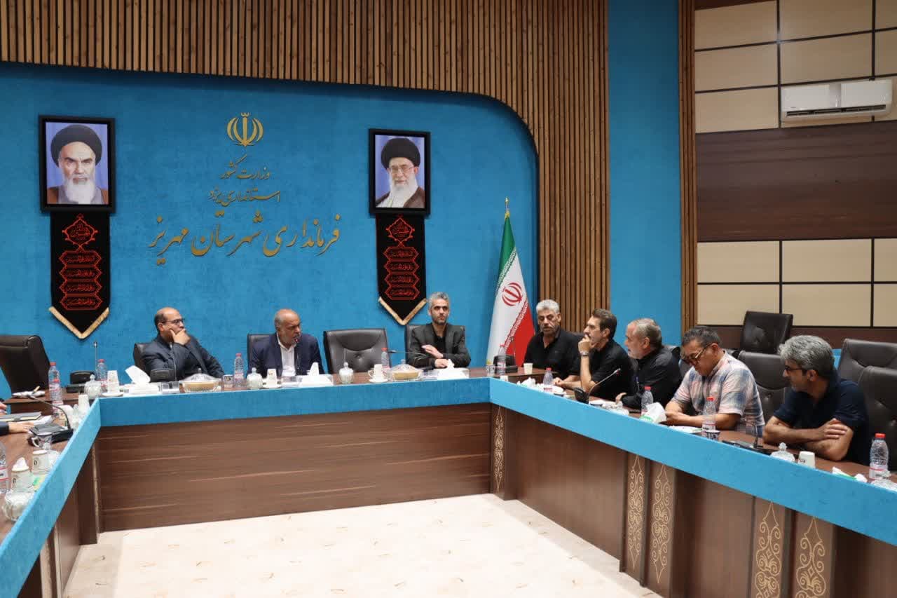  حضور و ملاقات تعدادی از مالکان چاه استهریج مهریز با محمد رضا صباغیان با توجه به کاهش سهمیه آب آنها و اعتراض به این روند 