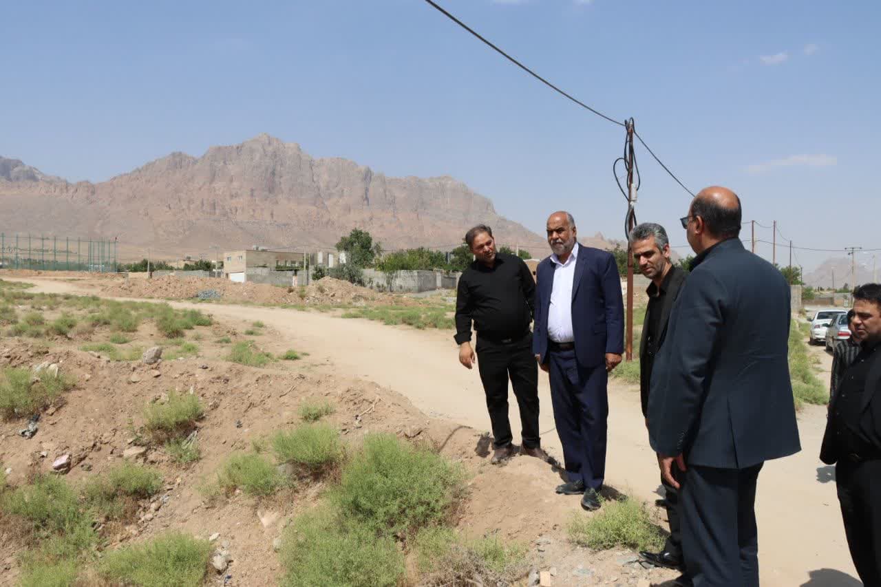 بازدید محمد رضا صباغیان از پل روستای کبک آباد شهرستان مهریز با همراهی معاون فنی مدیر کل راهداری استان، فرماندار و بخشدار