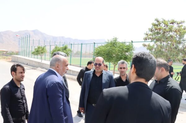 بازدید محمد رضا صباغیان از زمین چمن مصنوعی روستای کبک آباد شهرستان مهریز به‌منظور بررسی مشکلات زیرساختی