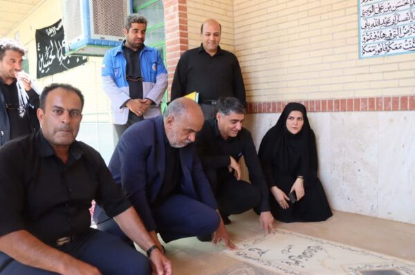 ادای احترام محمد رضا صباغیان نماینده مردم در مجلس شورای اسلامی، مهندس فلاح مبارکه فرماندار شهرستان و سرکار خانم رنجبر بخشدار مرکزی و دیگر مسئولین مربوطه به مقام شامخ شهدای روستای هریسک شهرستان بافق