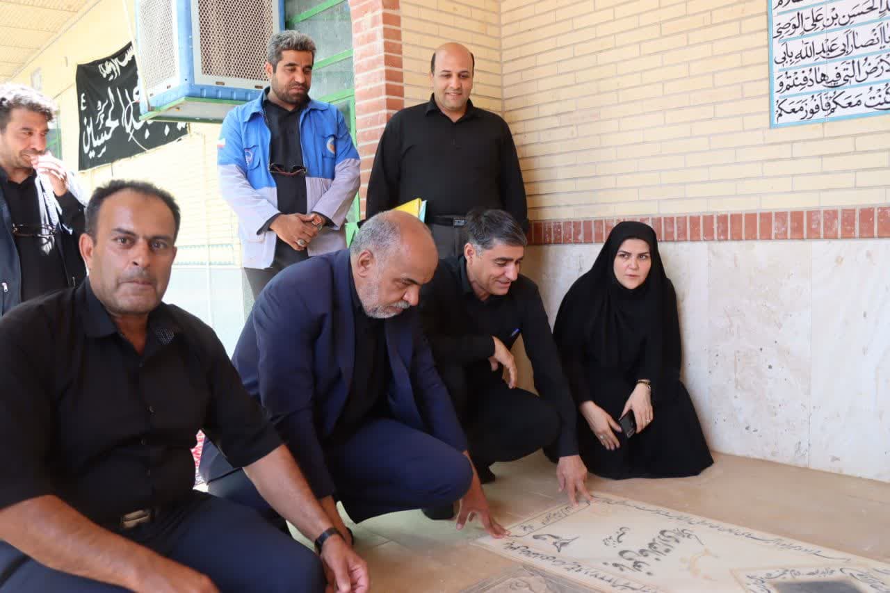 ادای احترام محمد رضا صباغیان نماینده مردم در مجلس شورای اسلامی، مهندس فلاح مبارکه فرماندار شهرستان و سرکار خانم رنجبر بخشدار مرکزی و دیگر مسئولین مربوطه به مقام شامخ شهدای روستای هریسک شهرستان بافق
