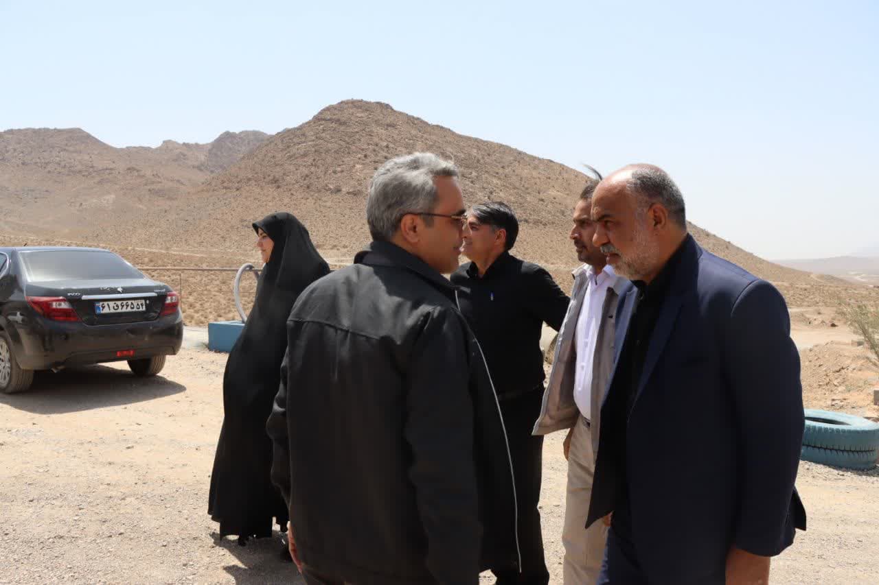 بازدید محمد رضا صباغیان با همراهی فرماندار شهرستان و بخشدار مرکزی از معدن (5a)