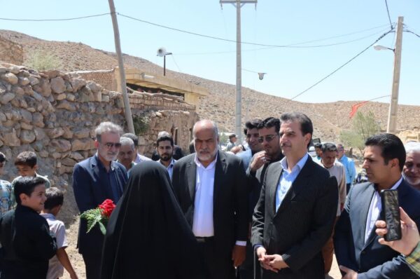 بازدید محمد رضا صباغیان با همراهی معاون عمرانی استاندار، مدیران کل راه و شهرسازی، راهداری، برق، آبفا، معاونین مدیر کل محیط زیست ، فرماندار شهرستان،امام جمعه، بخشدار بخش مرکزی و آسفیچ ، دهیاران و اعضای شورای روستا و دیگر مسئولین استانی و شهرستانی از روستای درند شهرستان بهاباد