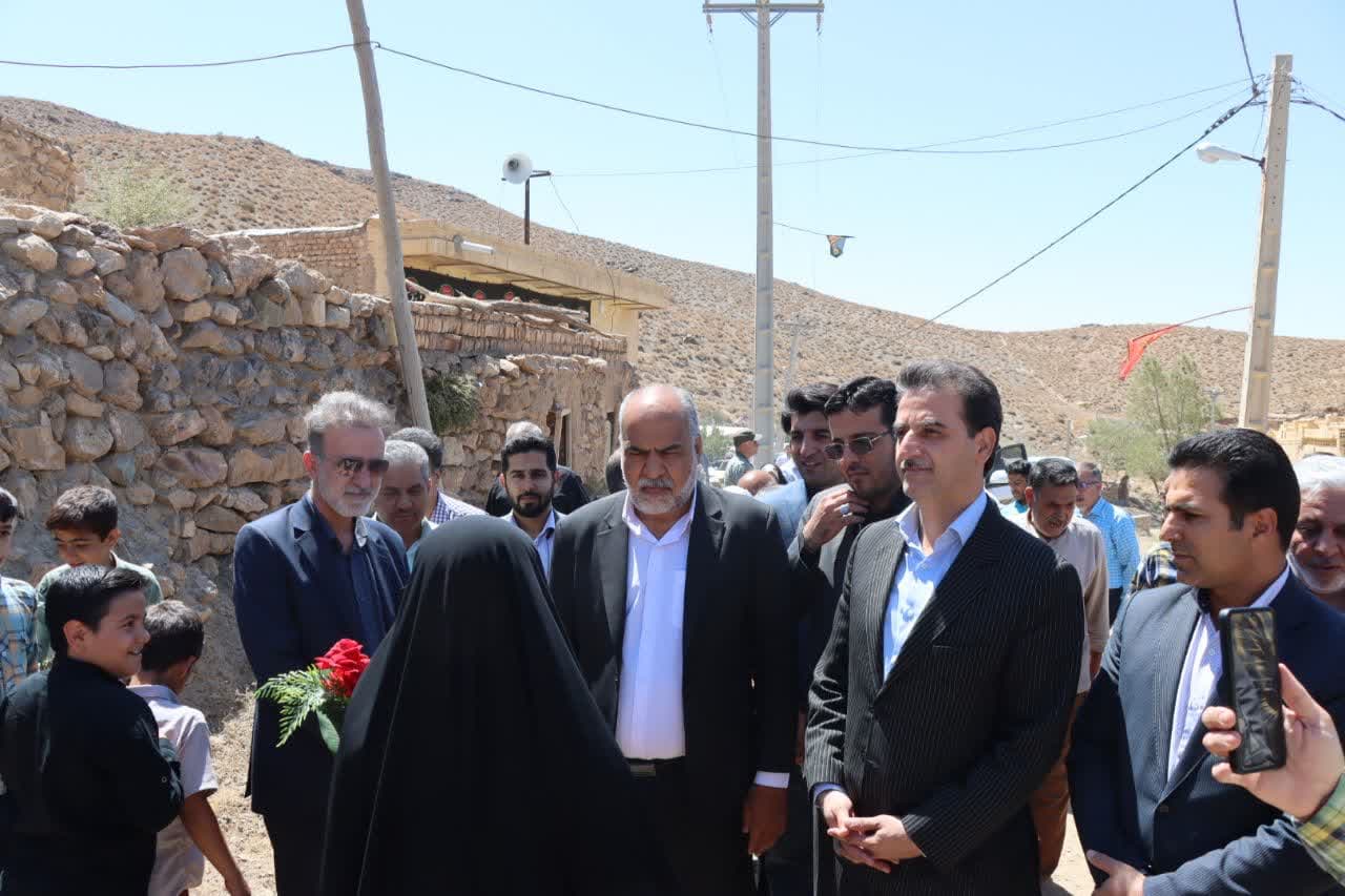 بازدید محمد رضا صباغیان با همراهی معاون عمرانی استاندار، مدیران کل راه و شهرسازی، راهداری، برق، آبفا، معاونین مدیر کل محیط زیست ، فرماندار شهرستان،امام جمعه، بخشدار بخش مرکزی و آسفیچ ، دهیاران و اعضای شورای روستا و دیگر مسئولین استانی و شهرستانی از روستای درند شهرستان بهاباد
