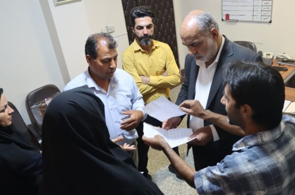 دیدار مردمی و بررسی مشکلات جمعی از شهروندان شهرستان خاتم در حاشیه جلسه کارگروه توسعه شهرستان