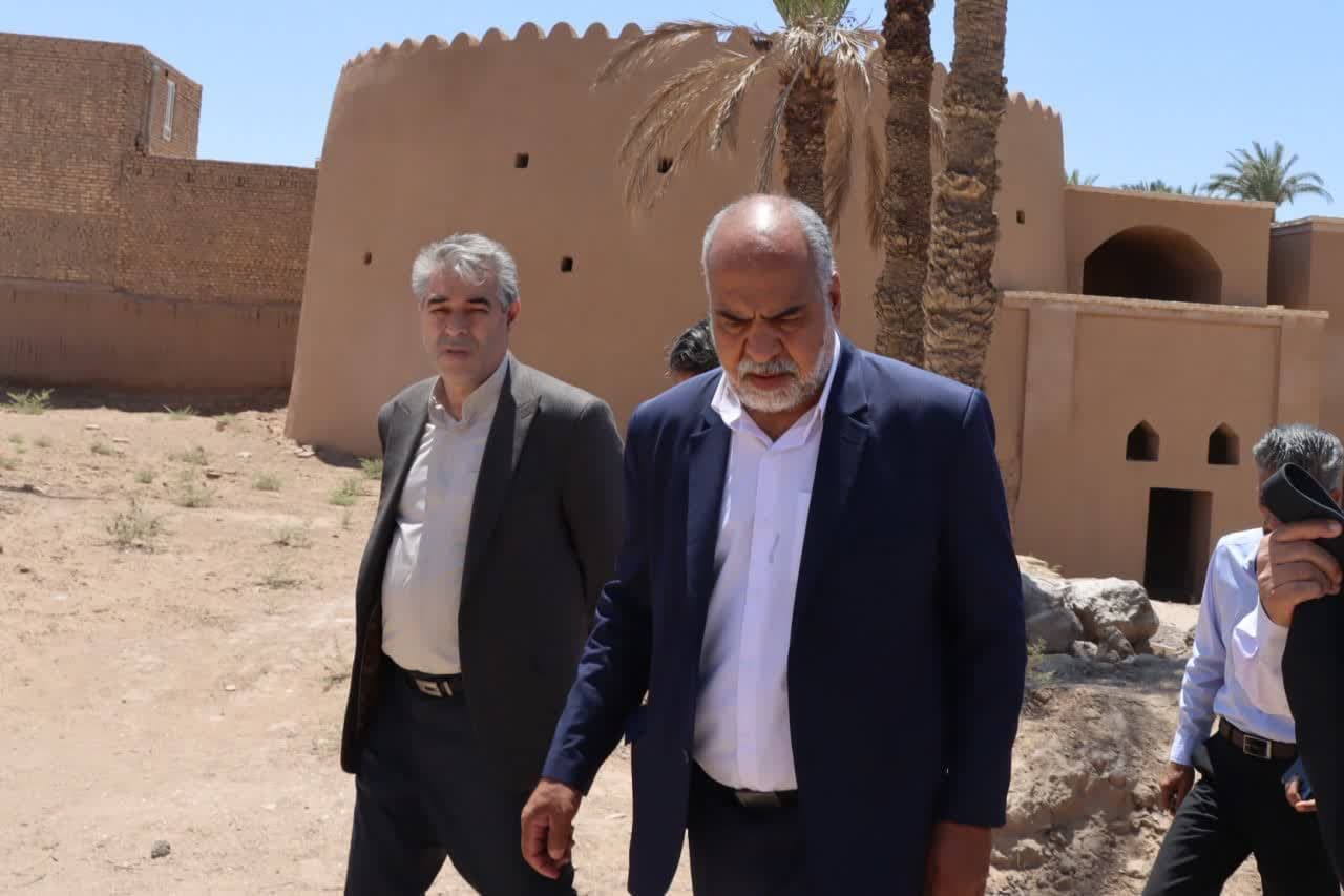 بازدید محمد رضا صباغیان به همراه معاون وزیر میراث فرهنگی، گردشگری و صنایع دستی از قلعه کهن شهرستان بافق