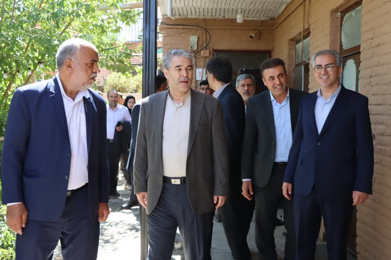 بازدید محمد رضا صباغیان و معاون وزارت میراث از بوم‌گردی روستای تقی‌آباد شهرستان بهاباد با هدف بررسی ظرفیت ها و مشکلات