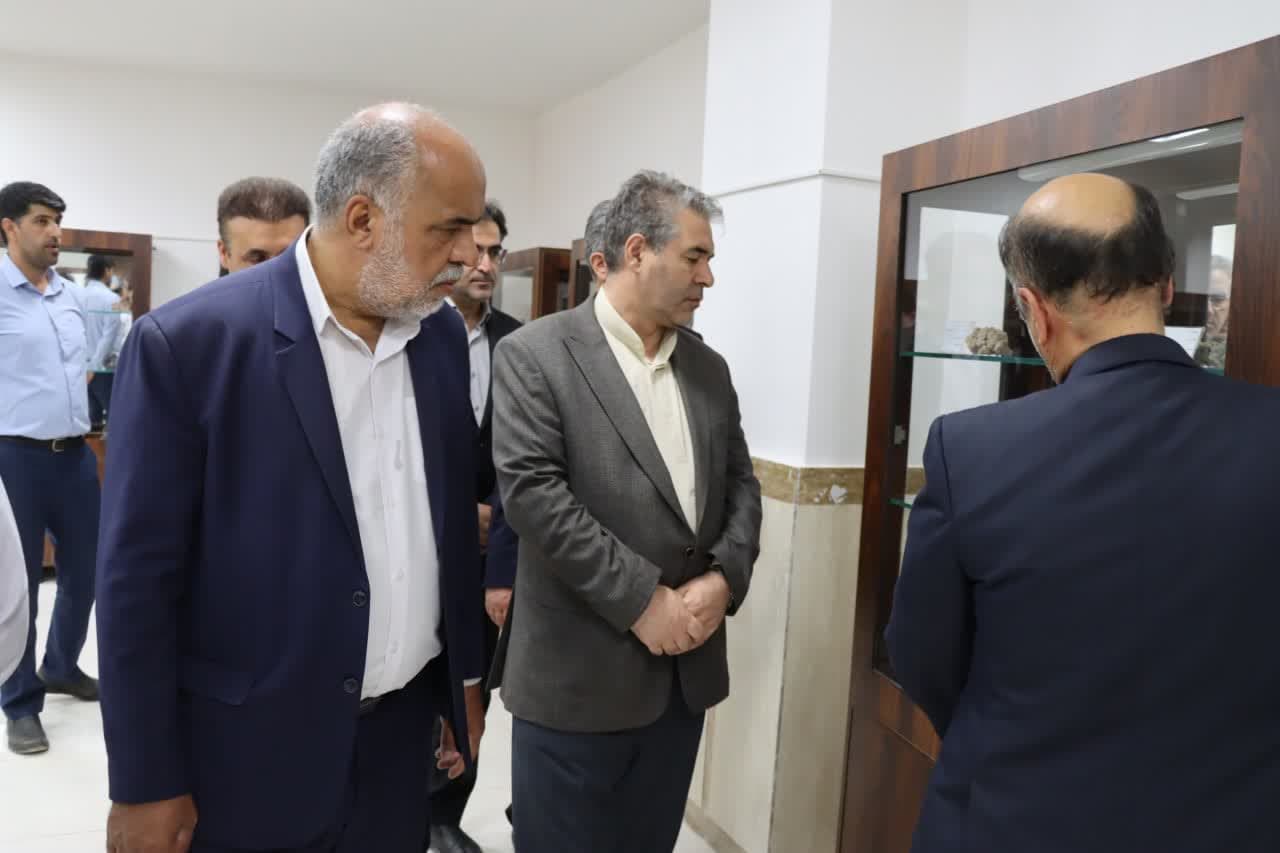  بازدید محمد رضا صباغیان و معاون وزیر میراث فرهنگی از موزه منابع طبیعی آفرینش در شهرستان بهاباد 