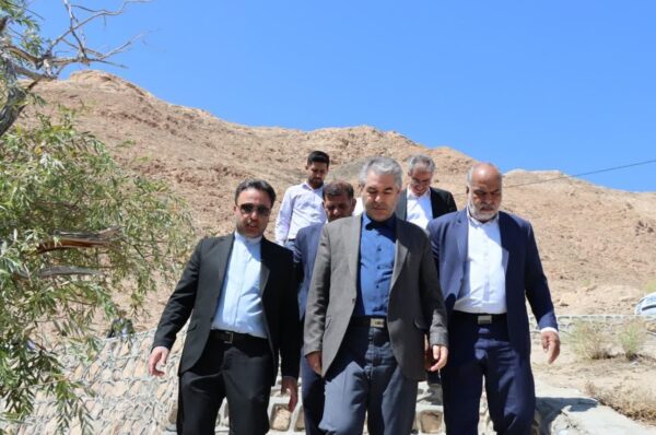 بازدید محمد رضا صباغیان با همراهی بهروز ندائی معاون توسعه مدیریت و منابع وزارتخانه میراث‌فرهنگی، گردشگری و صنایع‌دستی کشور از چشمه نهر مسیح شهرستان خاتم
