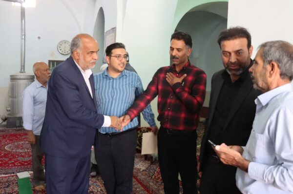 حضور محمد رضا صباغیان در بین نمازگزاران مسجد جامع روستای باغ دهوک شهرستان مهریز و اقامه نماز ظهر و عصر