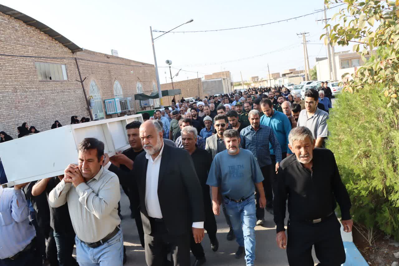 حضور محمدرضا صباغیان در مراسم تشییع جنازه آقای حاج حسن کارگر، پدر شهید سر افراز، عباس کارگر