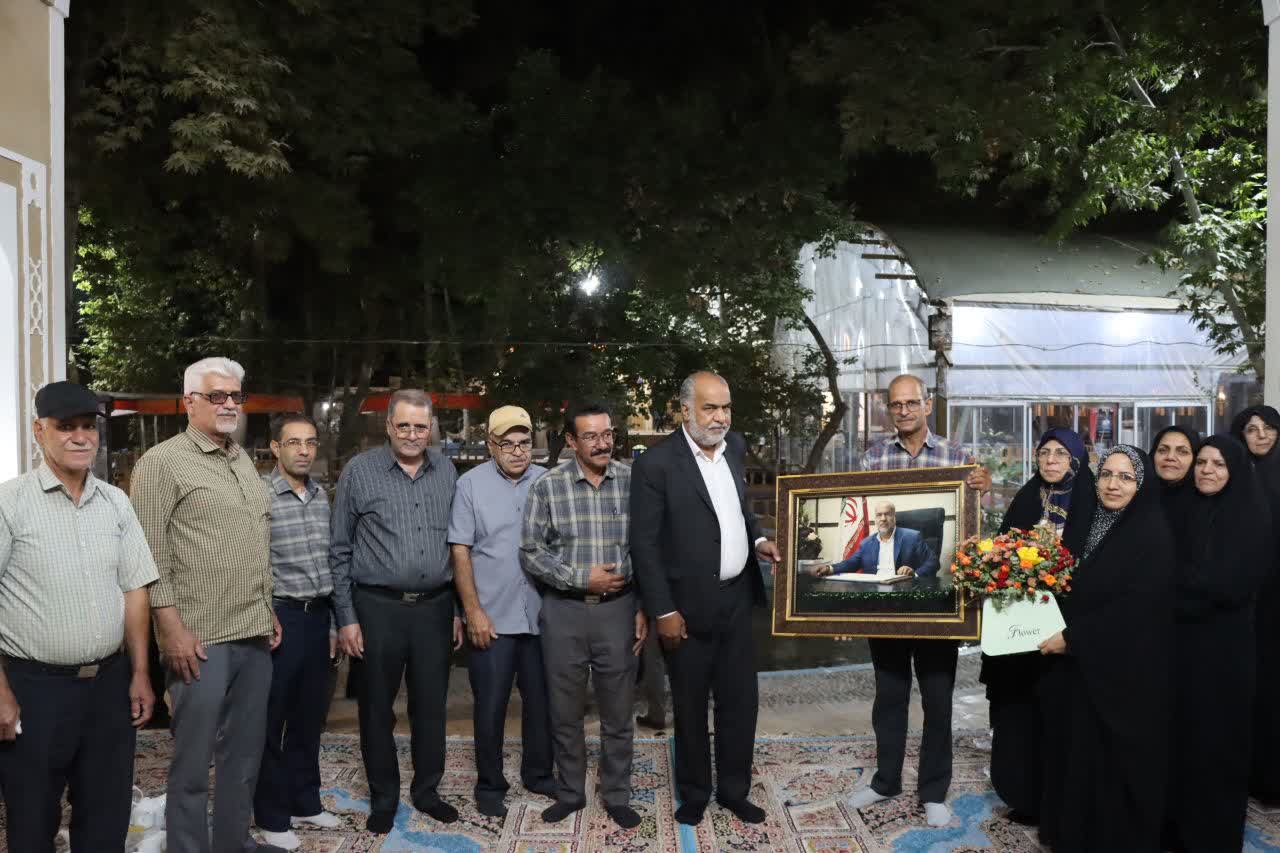 تجلیل نمایندگان معلمان استان یزد از محمد رضا صباغیان نماینده مردم در مجلس شورای اسلامی به پاس پیگیری مطالبات فرهنگیان
