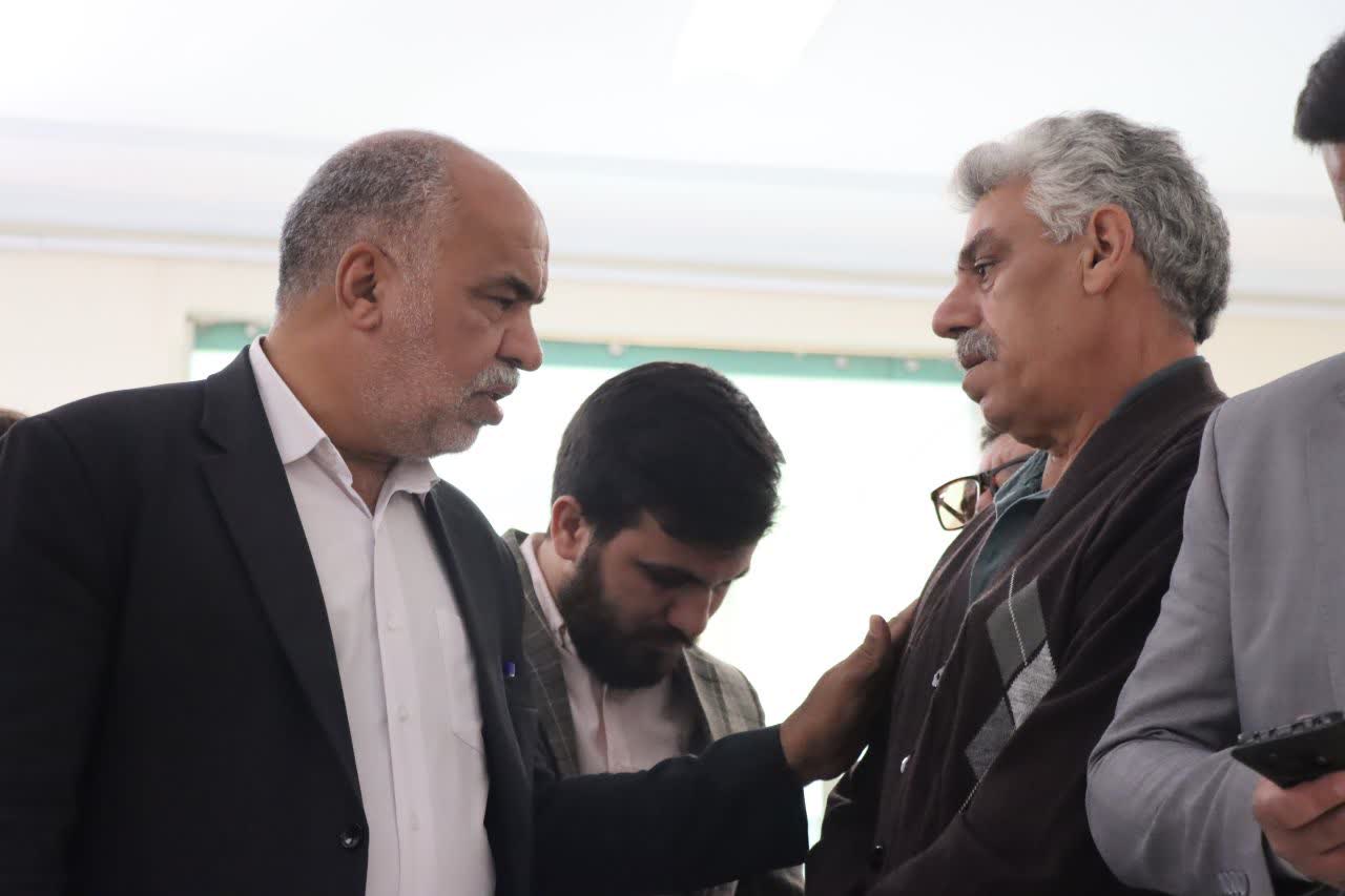 دیدار جمعی از اهالی شهرستان مهریز با محمدرضا صباغیان در حاشیه جلسه کارگروه توسعه شهرستان و بیان مسائل و مشکلات