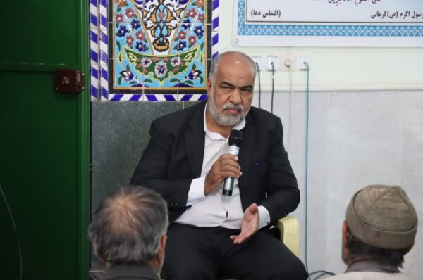 حضور محمد رضا صباغیان در بین مردم و نمازگزاران روستای کرمانی و اقامه نماز ظهر و عصر