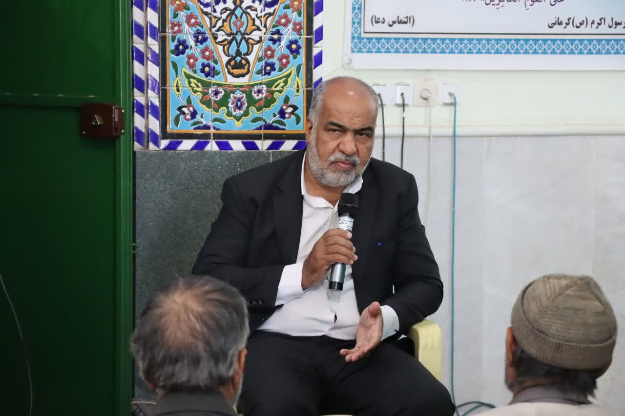 حضور محمد رضا صباغیان در بین مردم و نمازگزاران روستای کرمانی و اقامه نماز ظهر و عصر