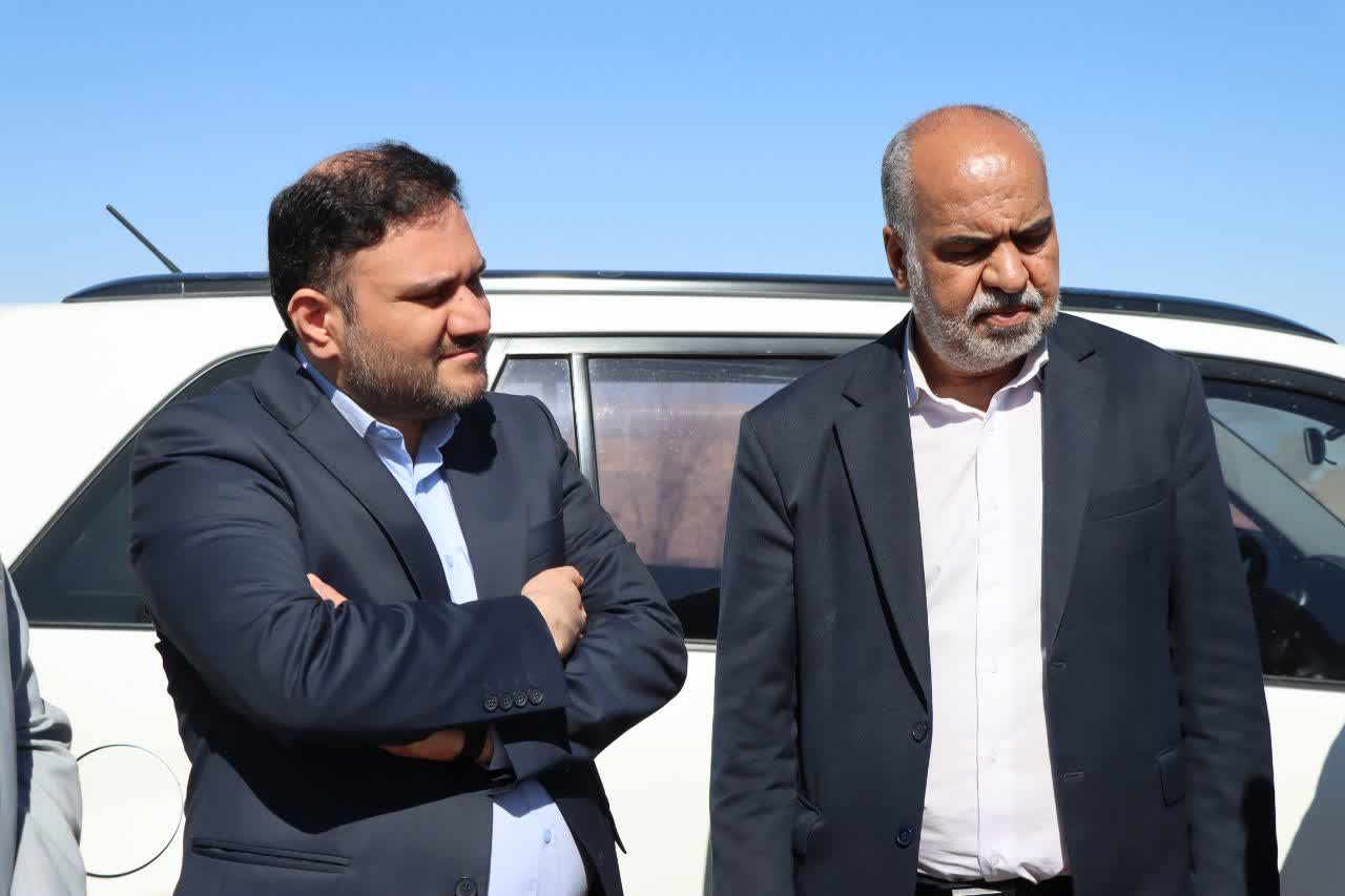 بازدید محمدرضا صباغیان به‌همراه معاون سازمان تأمین اجتماعی از زمین  پیشنهادی محل احداث دامپروری با سرمایه‌گذاری شرکت شستا در شهرستان خاتم